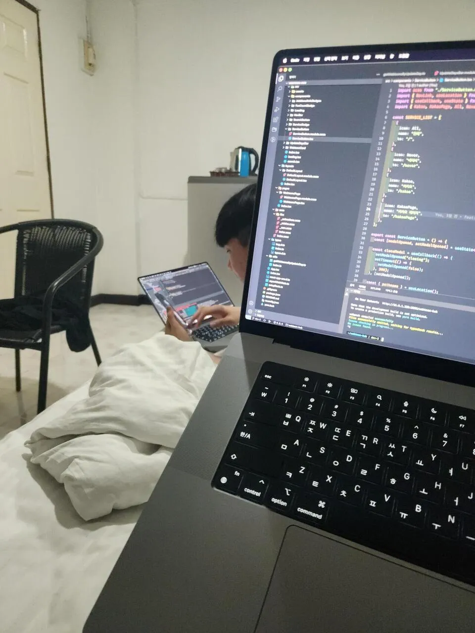 숙소에 놀러온 다른 회사 개발자 친구
