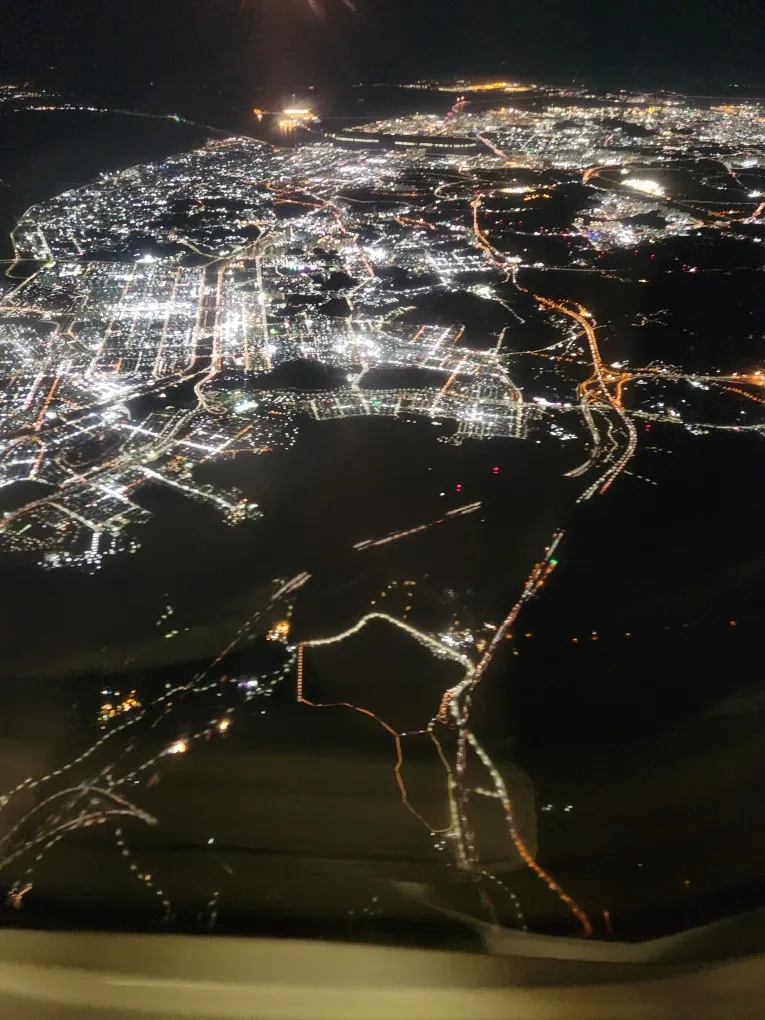 비행기 타는날 아침에 공항 라운지로 출근해서 일하고 값 싼 밤 비행기를 탓다.